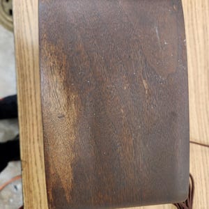 Puede incluir: Un letrero de madera r&uacute;stico con el texto "Welcome to our porch" en letras blancas. El letrero presenta un acabado envejecido y un dise&ntilde;o sencillo y acogedor, ideal para la decoraci&oacute;n exterior.
