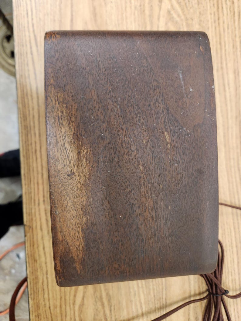 Puede incluir: Un letrero de madera r&uacute;stico con el texto "Welcome to our porch" en letras blancas. El letrero presenta un acabado envejecido y un dise&ntilde;o sencillo y acogedor, ideal para la decoraci&oacute;n exterior.