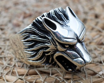 Handgjord vargring i sterlingsilver: Djuromslagsdesign