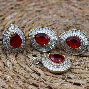 Sieradenset met robijn, bestaande uit een ring, oorbellen en hanger met peervormige rode edelsteen, uitgevoerd in 925 sterling zilver, een opvallend cadeau met baguette-zetting voor haar.