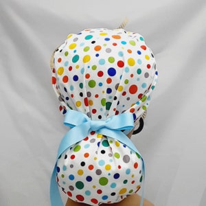 scrubmutsen voor dames, operatiemuts, scrubmutsen voor vrouwen, scrubmuts voor dames, scrubmuts met heldere stippen, paardenstaartlint