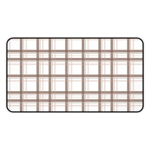 Könnte beinhalten: Eine rechteckige Schreibtischunterlage mit einem Karomuster. Das Design zeigt ein Gitter aus sich kreuzenden braunen und hellbraunen Linien auf weißem Hintergrund. Die Matte hat abgerundete Ecken und einen schwarzen Rand.