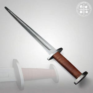 Könnte beinhalten: Ein zweischneidiger Stahldolch mit einer zentralen Hohlkehle entlang der Klinge, einem geraden Metallparierstange und einem braunen, lederumwickelten Griff, der in einem flachen, kreisförmigen Metallknauf endet. Ein blasser Umriss ist darunter sichtbar.