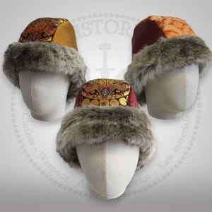 Peut inclure: Trois chapeaux d'hiver avec garniture en fausse fourrure et couronnes en tissu à motifs sont présentés sur des têtes de mannequin. Les chapeaux présentent une variété de couleurs, dont l'or, le rouge et l'orange, et sont conçus pour la chaleur et le style.