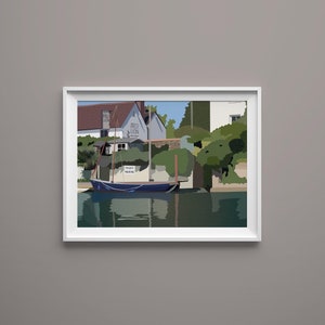 Puede incluir: Una ilustración enmarcada en blanco de un barco azul atracado frente a un edificio con el letrero "The Fred Lion". El barco está en una masa de agua con vegetación verde y árboles en el fondo.