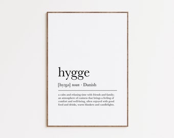 Könnte beinhalten: Ein schwarz-weißes druckbares Poster mit dem Wort "hygge" in großer Schrift, gefolgt von seiner Aussprache und Definition. Die Definition beschreibt Hygge als ein dänisches Konzept für eine gemütliche und entspannende Zeit mit Freunden und Familie, die oft mit gutem Essen und Getränken genossen wird.