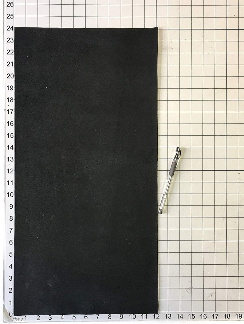 Może przedstawiać: Czarny arkusz pianki o wymiarach około 56 cm x 30 cm, umieszczony na powierzchni siatkowej.