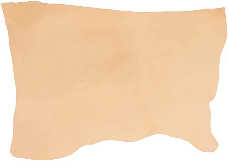 Pu&ograve; includere: Un pezzo di pelle marrone chiaro, con una forma leggermente irregolare e una texture liscia e morbida.