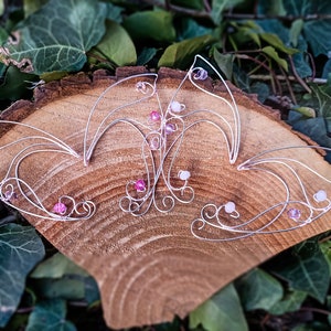 Rosegoldfarbene Elfen Ohrmanschetten, Cosplay und Festival Ohrringe, Elfen Manschetten mit rosa und lila Glasperlen, gewickeltes Feenohr