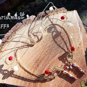 Orecchini a polsino da elfo di Natale, orecchini divertenti per feste, orecchie da elfo, orecchini a polsino in filo colorato, orecchini a polsino da elfo con pendenti natalizi, orecchini natalizi