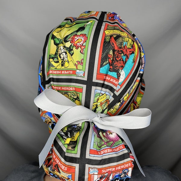 DC Hero Cards Scrub Cap // avec boutons // casquette de gommage queue de cheval // chapeau de gommage à cheveux longs // casquette de gommage pour les femmes // casquette de gommage chirurgicale // PPE