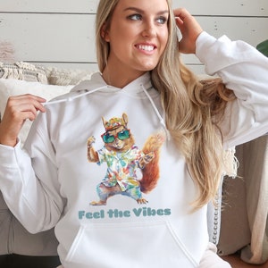 Essentials sudadera con capucha regalo de ardilla, siente las vibraciones sudadera con capucha de mejor amigo y regalo de cuñada, regalo de compañero de cuarto camisas más vendidas, ardilla de anime