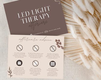 Może przedstawiać: Jasnobrązowa karta z tekstem "LED Light Therapy Aftercare" w brązowym kolorze. Karta zawiera listę porad dotyczących pielęgnacji po zabiegu z ikonami i tekstem. Porady obejmują stosowanie łagodnego, nie podrażniającego środka czyszczącego, unikanie prysznica, sauny i ćwiczeń przez 48 godzin, unikanie nakładania makijażu przez co najmniej 24 godziny, utrzymywanie nawilżenia skóry za pomocą dobrego kremu nawilżającego, stosowanie szerokopasmowego SPF 30 i przestrzeganie wszelkich konkretnych zaleceń podanych przez specjalistę od pielęgnacji skóry.