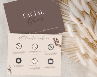 Może przedstawiać: Dwie wizytówki z poradami dotyczącymi pielęgnacji po zabiegu kosmetycznym. Górna karta jest brązowa ze słowami "FACIAL aftercare" w kolorze białym. Dolna karta jest beżowa z poradami i ikonami. Karty leżą na jasnobeżowej powierzchni z suszonymi roślinami.