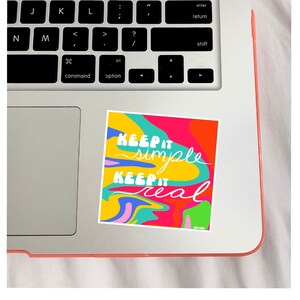 Naklejka Keep it Simple, Keep it Real | Naklejka Vibe | Naklejki na laptopa | Naklejka Kindle | Wodoodporna | Inspirujące cytaty | Dobre wibracje