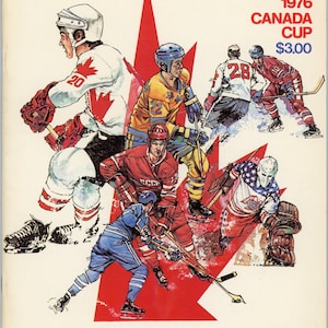 Może przedstawiać: Plakat z epoki z hokejowego turnieju Canada Cup z 1976 roku. Obraz przedstawia ilustracje hokeistów w akcji, w czerwono-białej kolorystyce. Tekst zawiera "COUPE CANADA 1976 CANADA CUP" i logo Sport O'Keefe.