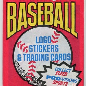 Puede incluir: Un paquete de cartas de béisbol rojo con el texto "FLEER '91 BASEBALL" en amarillo y azul. El paquete presenta un gráfico de béisbol con las palabras "LOGO, STICKERS & TRADING CARDS". También dice "COLLECT FLEER PRO-VISIONS SPORTS ART!"