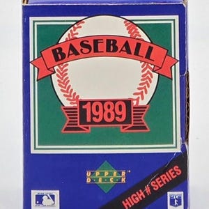 Puede incluir: Una caja azul de tarjetas de béisbol con un gráfico de béisbol y la palabra "BASEBALL" en rojo. El año "1989" se muestra en rojo. La caja también presenta el logotipo "UPPER DECK" y el texto "HIGH # SERIES".