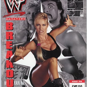 Può includere: Una copertina di rivista con una lottatrice in abito nero, con la parola "BREAKOUT" a grandi lettere rosse. La copertina include anche immagini di altri lottatori e il testo "WORLD WRESTLING FEDERATION MAGAZINE". Il prezzo è di $5,00.