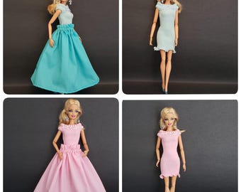 Vestido de muñeca con falda larga a juego.