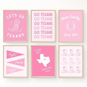 Könnte beinhalten: Ein Set aus sechs rosa und weißen, druckbaren Wandbildern mit Texas-Motiv. Die Drucke zeigen Sätze wie "Let's Go Texans", "Go Texans", "How Lucky Are We", "Fight! Texans", "Tarleton State, Home of the Texans" und ein Muster aus Cowboystiefeln.