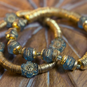 Blått tjeckiskt glas stapelarmbandsset: Förgylld mässing Boho armbandsgodis