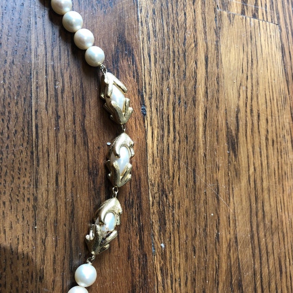 Vintage 1980's Trifari Faux Pearl and Gold Neckla… - image 2