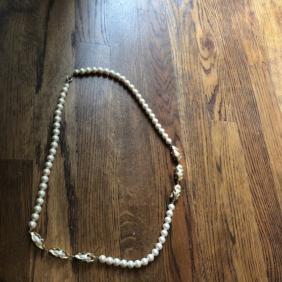 Vintage 1980's Trifari Faux Pearl and Gold Neckla… - image 1