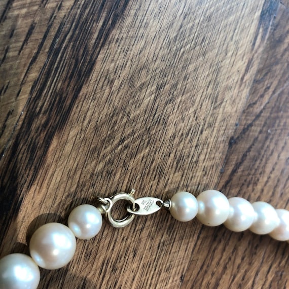 Vintage 1980's Trifari Faux Pearl and Gold Neckla… - image 3