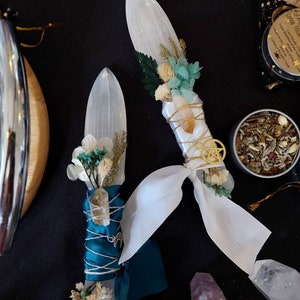 Selenit Dolche mit Amethyst und Bergkristallen und getrockneten Blüten und Stoff verziert