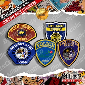 Peut inclure: Une collection d'autocollants personnalisés représentant divers écussons de police et de shérif. Les autocollants présentent des motifs pour le shérif du comté de Kern, la police de Delano, la police de McFarland, la police de Wasco et la police de Bakersfield.