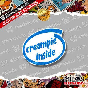 Puede incluir: Una pegatina ovalada azul y blanca con el texto "creampie inside" impreso en blanco.