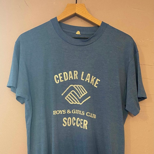 Vintage 80er Zeder See Jungen und Mädchen Club Fußball Grafik T Shirt Single Stitch Screen Sterne Dünn getragen Blau Medium