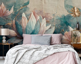 Può includere: Una camera da letto con un copriletto rosa e una carta da parati floreale con grandi fiori di loto color verde acqua e rosa. Il letto ha una coperta bianca e due cuscini, uno grigio e uno rosa. Una lampada dorata si trova su un comodino nero accanto al letto.