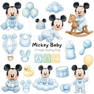 Pode incluir: Uma coleção de ilustrações em aquarela com designs de Mickey Mouse com tema de bebê. Inclui Mickey em um macacão azul, balões, um cavalo de balanço, uma chupeta e blocos ABC. O texto "Mickey Baby" também está presente.