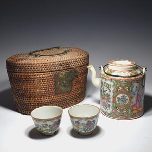 Juego de té vintage con medallón de rosas, cesta de mimbre, tetera y tazas, porcelana china.