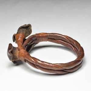 Vintage Collection Beautiful Designed Flower Pattern Brown Leather Bracelet Bangle