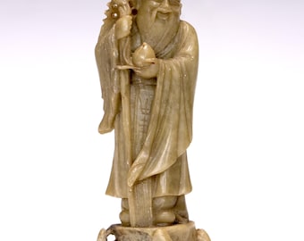 19 世紀の石鹸石彫刻、中国の長寿の神である寿老が杖と桃の像を持って