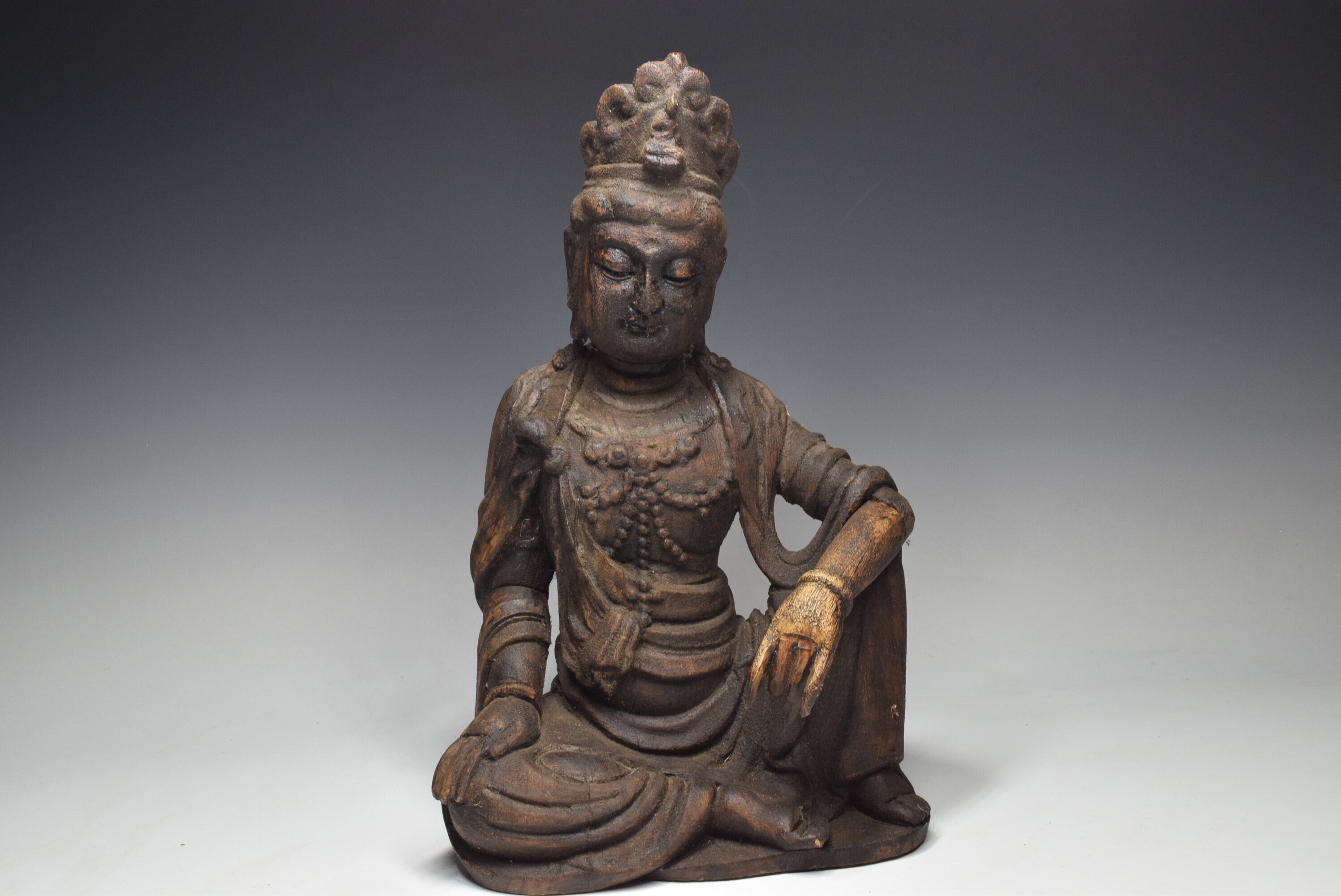 ヴィンテージコレクション 中国風の彫刻が施された木製の座像仏像