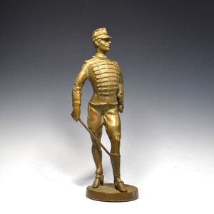 Antiek bronzen Napoleontische oorlogstijdperk Franse Huzaar soldaat militair standbeeld