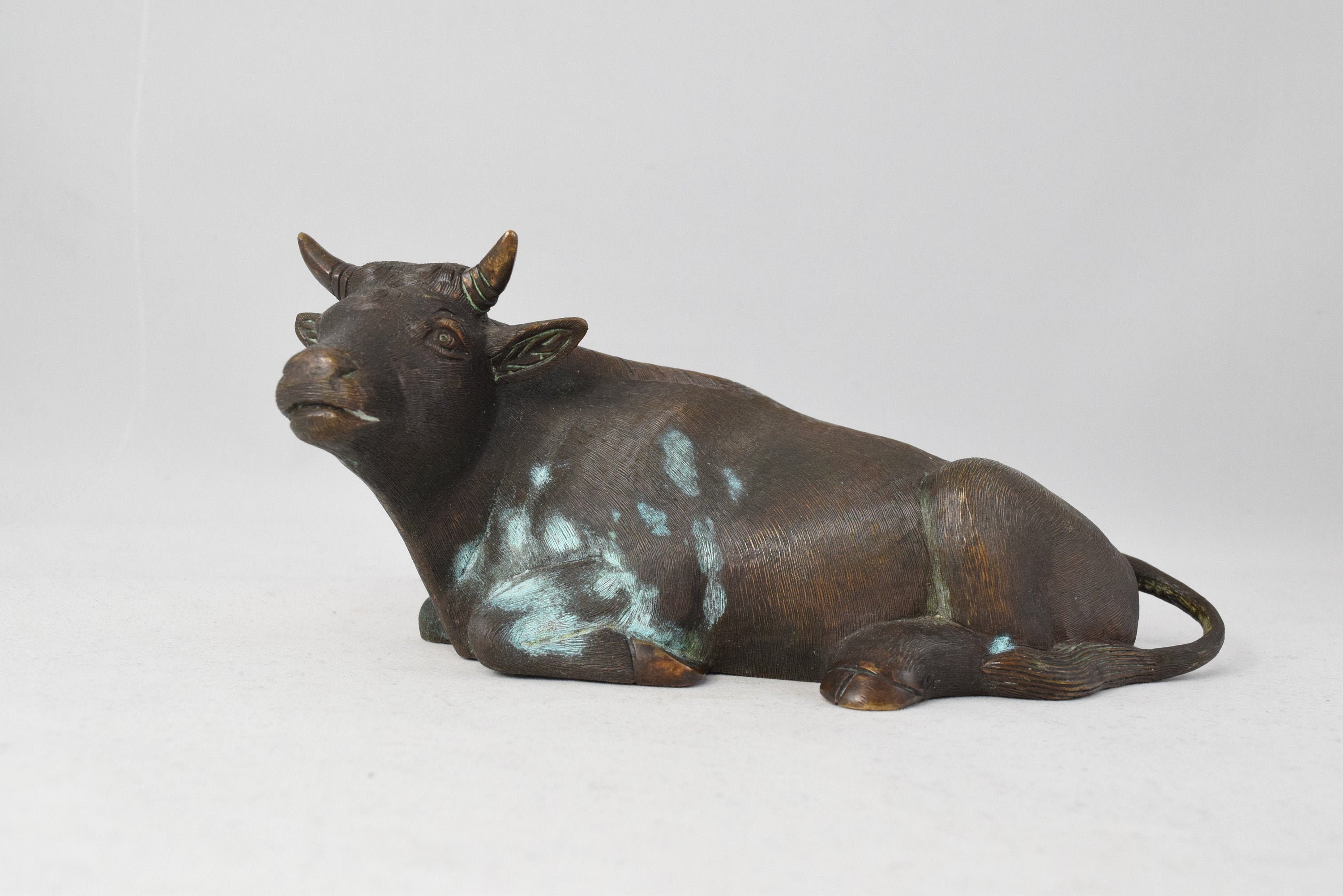 青銅製 夫婦が乗った牛 犬連れでハイキング中の夫婦、牛の