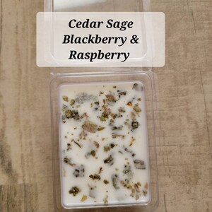 Pu&ograve; includere: Un fondente di cera bianco con un profumo di salvia di cedro, mora e lampone. Il fondente di cera &egrave; in un contenitore di plastica trasparente con un'etichetta bianca che dice "Cedar Sage Blackberry & Raspberry".