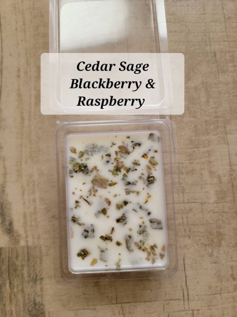 Pu&ograve; includere: Un fondente di cera bianco con un profumo di salvia di cedro, mora e lampone. Il fondente di cera &egrave; in un contenitore di plastica trasparente con un'etichetta bianca che dice "Cedar Sage Blackberry & Raspberry".