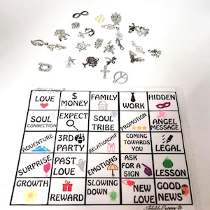 Può includere: Un cartoncino bianco con una griglia di 20 quadrati. Ogni quadrato contiene una parola o una frase e una piccola immagine. Le parole includono "Amore", "Denaro", "Famiglia", "Lavoro", "Nascosto", "Connessione dell'anima", "Aspettarsi", "Tribù dell'anima", "Promozione", "Messaggio angelico", "Avventura", "Terza parte", "Relazione", "Arrivo verso di te", "Legale", "Sorpresa", "Amore passato", "Emozioni", "Chiedere un segno", "Lezione", "Crescita", "Ricompensa", "Rallentamento", "Nuove notizie d'amore" e "Buone notizie".