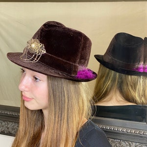 Samt Fedora in Braun mit Goldverzierung und Feder