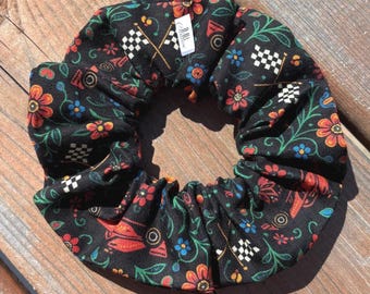 Formula 1 Indigneous Inspired Scrunchie – F1 Cars & Checkered Flags | Formula One hair accessory
