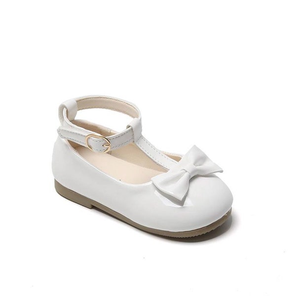 Chaussures blanches Mary Jane en cuir verni pour bébé fille, chaussures de baptême blanches pour tout-petits, chaussures de mariage pour fille, chaussons de baptême, cadeau de baptême