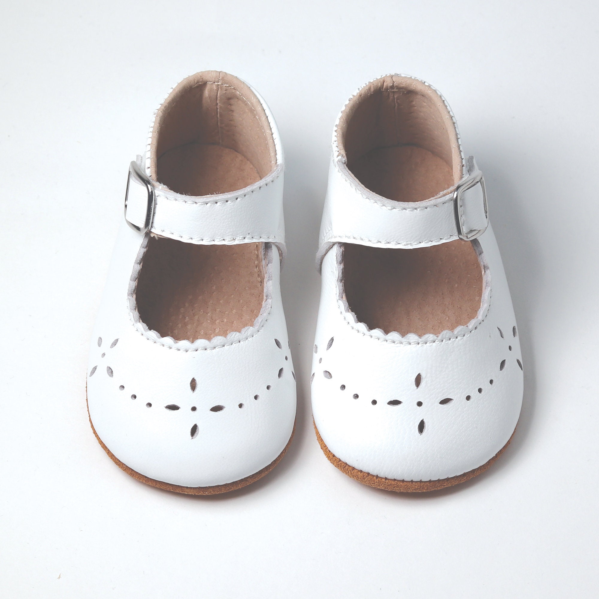 Blanco encantador Zapatos de niña de flores Hecho a mano Mary Jane Baby Girl Shoes 100% Cuero Zapatos de bautismo Niño pequeño Zapatos de bautismo Zapatos Zapatos para niña Zapatos 