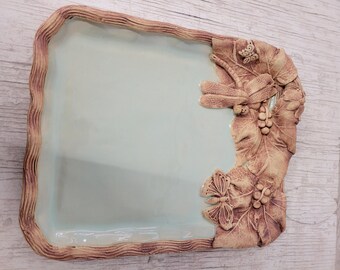 Charcuterie-Servierplatte mit Libelle Schmetterlinge und Biene. Steingut. Funktionstüchtig.