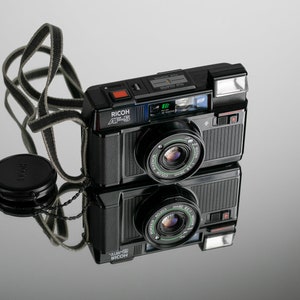 RICOH GR10 コンパクトフィルムカメラ　ブラック　レザーケース付 Yahoo!オークション -「ricoh gr10」の落札相場・落札価格